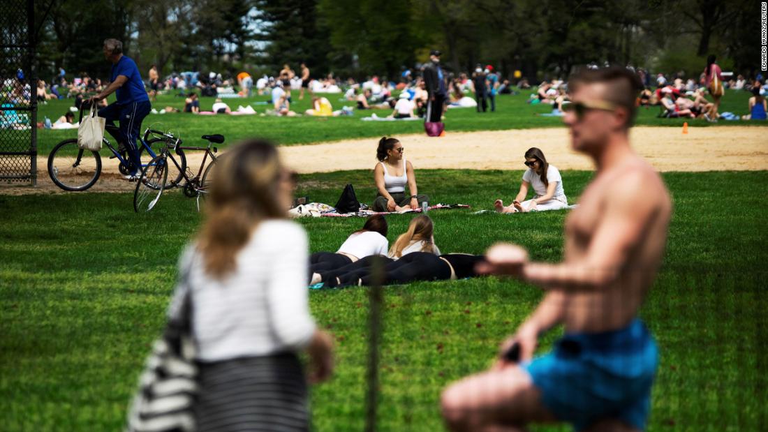 New York Coronavirus: il clima caldo ha attratto le persone a Central Park