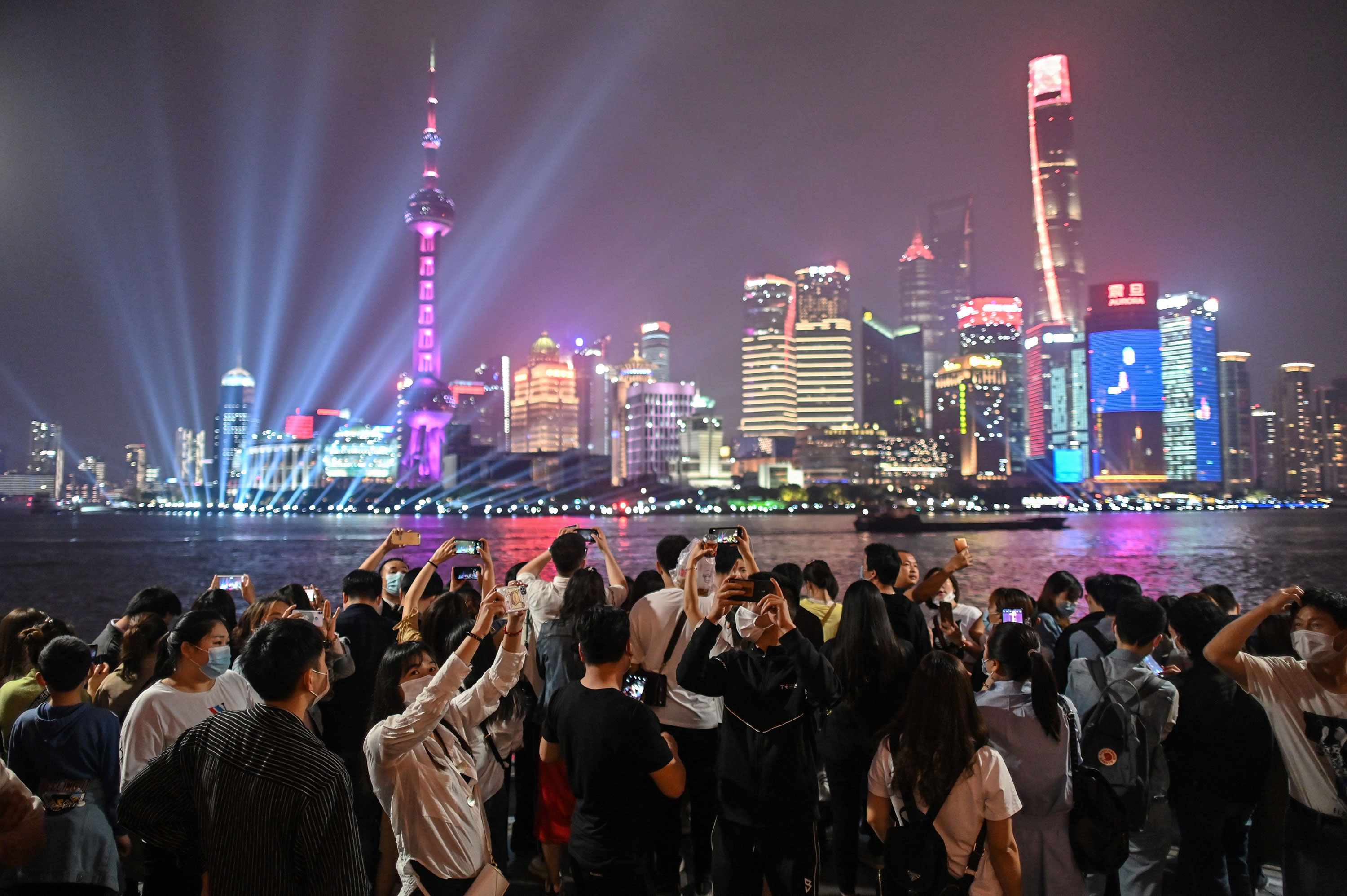 Le persone si radunano lungo il fiume Huangpu per il 1 maggio a Shanghai, in Cina, il 1 maggio.