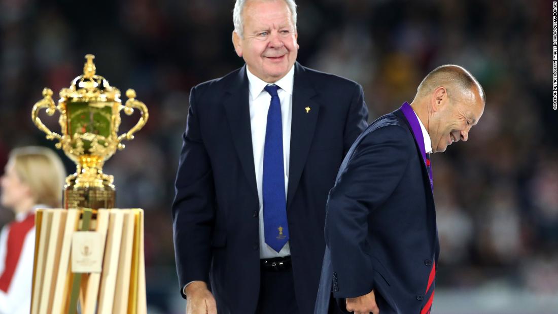 Bill Beaumont rieletto presidente del World Rugby, batte Agustin Pichot