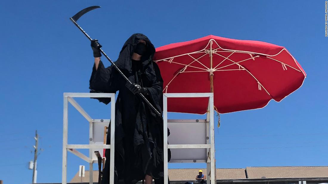 Avvocato travestito da Grim Reaper che perseguita le spiagge della Florida per protestare contro la riapertura