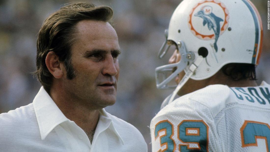 L'allenatore di lunga data Miami Dolphins e il doppio vincitore del Super Bowl Don Shula muore a 90 anni