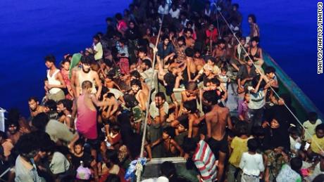 Nel 2015 centinaia di migranti rohingya sono rimasti intrappolati in mare a bordo di una barca. 