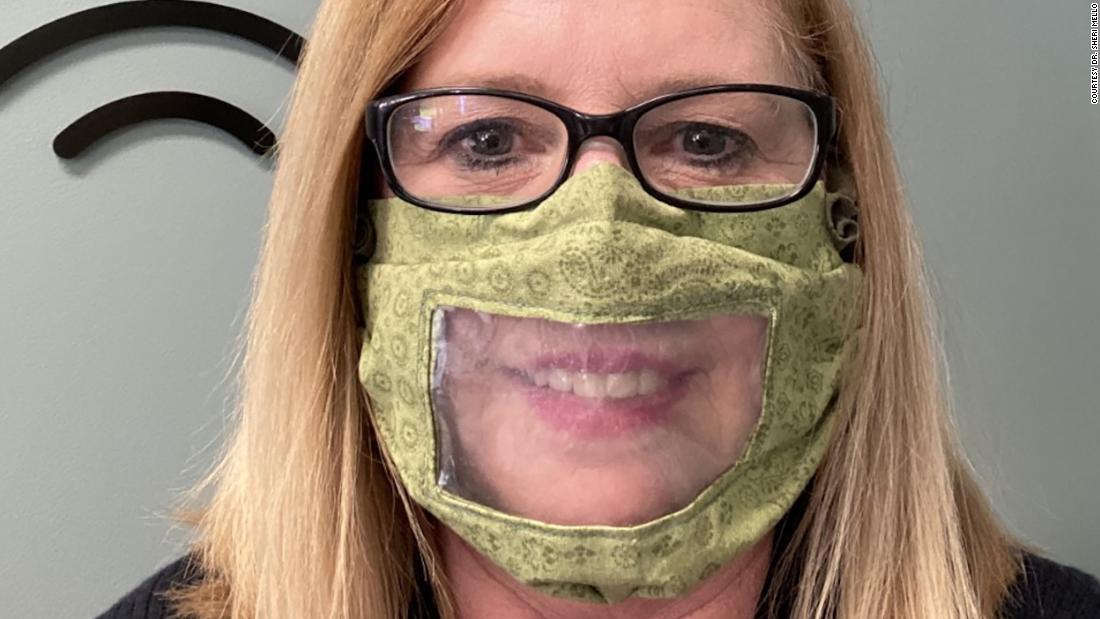 Questo medico distribuisce gratuitamente maschere trasparenti per aiutare i suoi pazienti con problemi di udito