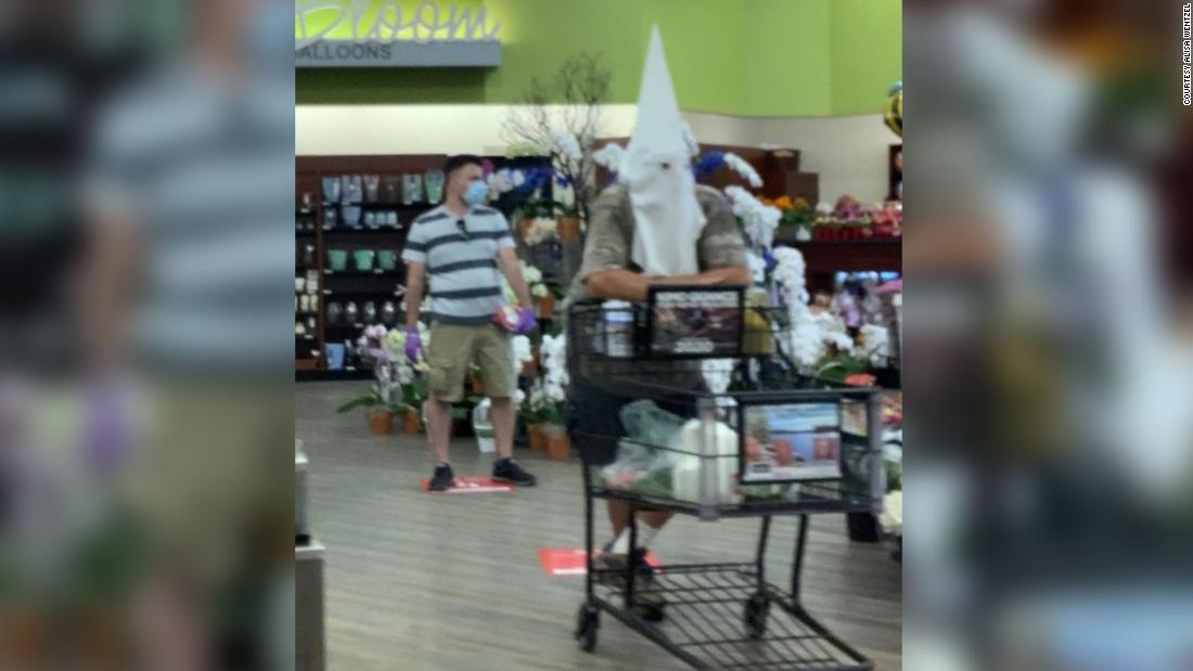 Un uomo indossava quello che sembrava essere un cappuccio bianco KKK mentre si recava al negozio di alimentari