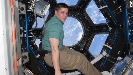 L'ultima visita dell'astronauta della NASA Robert Behnken alla Stazione Spaziale Internazionale risale al 2010. È arrivato sulla navetta spaziale Endeavour.