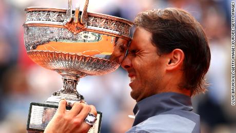 Rafael Nadal solleva il trofeo Open di Francia per la dodicesima volta dopo la sua vittoria in quattro set su Dominic Thiem a Parigi.