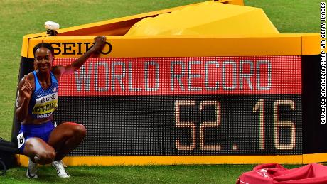 Muhammad posa accanto allo schermo leggendo il nuovo record mondiale che ha stabilito negli ostacoli da 400 m delle donne ai campionati mondiali di atletica leggera IAAF 2019 presso lo stadio internazionale di Khalifa.