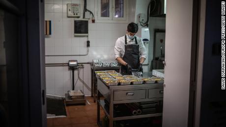 Un cuoco lavora a Barcellona, ​​in Spagna, il 16 aprile dopo aver convertito la cucina del suo ristorante per preparare cibo per operatori sanitari e persone vulnerabili.