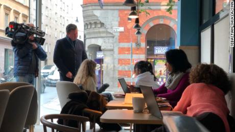 A Stoccolma, lavorare o chiacchierare davanti al caffè è sempre un'attività quotidiana.