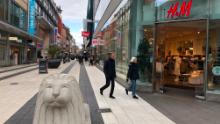 La principale via dello shopping di Stoccolma era piena di gente.