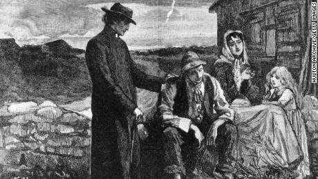 Un sacerdote irlandese visita una famiglia di contadini durante la Grande Carestia.