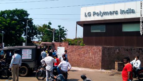 La polizia fa la guardia mentre le persone si radunano fuori da una fabbrica di polimeri LG a seguito di un incidente di fuga di gas a Visakhapatnam il 7 maggio.