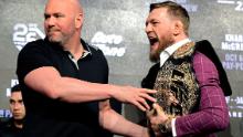 Conor McGregor è trattenuto dal presidente UFC Dana White alla conferenza stampa UFC 229 presso il Radio City Music Hall il 20 settembre 2018 a New York City.