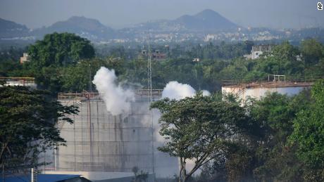 Il fumo sale dall'impianto LG Polymers, il sito di una perdita di gas chimico, a Vishakhapatnam, in India, giovedì 7 maggio 2023.
