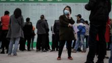 Un cercatore di lavoro ha fatto una chiamata a una fiera del lavoro in loco a Wuhan il mese scorso. Il panorama delle persone in cerca di lavoro potrebbe diventare ancora più difficile nelle prossime settimane, poiché circa 8,7 milioni di persone si diplomano in college e università. 