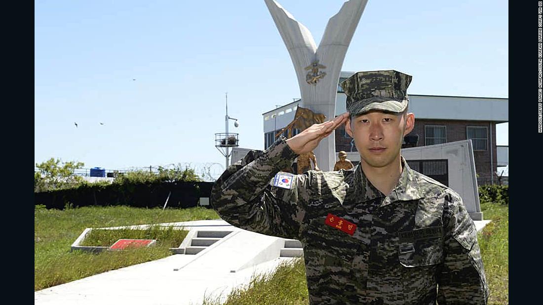 Figlio Heung-min: la stella del Tottenham termina il suo addestramento militare a pieni voti