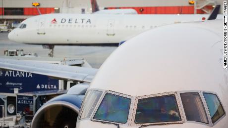 Getti delta sull'asfalto all'aeroporto internazionale di Atlanta. (James Leynse / Corbis / Getty Images)