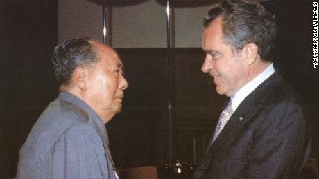 Il presidente del presidente comunista cinese Mao Zedong accoglie il presidente Richard Nixon nella sua casa a Pechino durante lo storico viaggio di Nixon in Cina nel 1972.