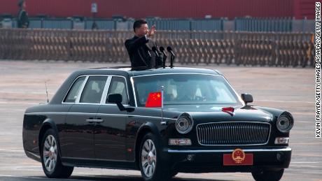 Il presidente cinese Xi Jinping ispeziona le truppe durante una parata per celebrare il 70 ° anniversario della Repubblica popolare cinese il 1 ° ottobre 2019 a Pechino.