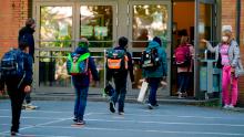 I bambini si attengono alle regole della distanza sociale quando entrano nella scuola elementare di Petri a Dortmund, Germania occidentale, giovedì, quando la scuola riapre per alcuni studenti.