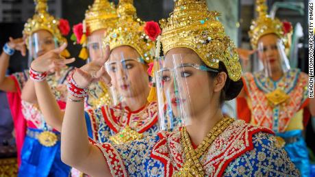 Ballerini tailandesi tradizionali si esibiscono in un santuario di Bangkok riaperto la scorsa settimana.