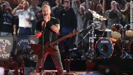 James Hetfield dei Metallica si esibisce sul palco durante 