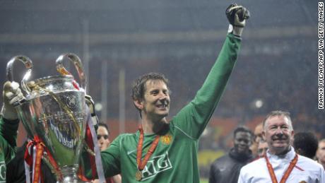Van der Sar detiene il trofeo della Champions League dopo che il Manchester United ha sconfitto il Chelsea nella finale del 21 maggio 2008.