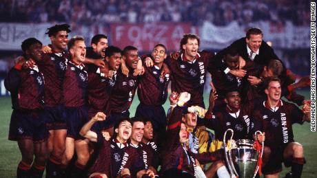 L'Ajax celebra la sua vittoria in UEFA Champions League nel 1995.