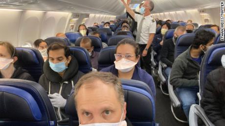 Foto virale di un affollato volo della United Airlines.
