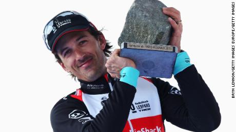 Cancellara festeggia sul podio dopo la gara ciclistica Parigi-Roubaix 2013.