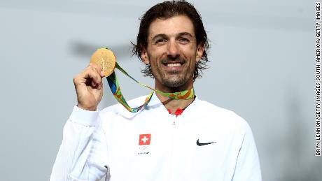 Cancellara posa con una delle sue due medaglie d'oro ai Giochi Olimpici di Rio 2016.