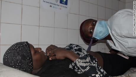 L'ostetrica Fatou Joof esamina una donna al centro sanitario di Serrekunda.