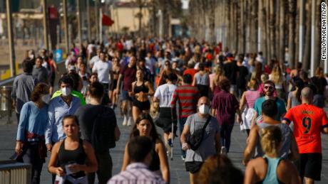 Gli spagnoli sfruttano il sole dopo essersi allentati, il numero di morti al giorno più basso in 6 settimane