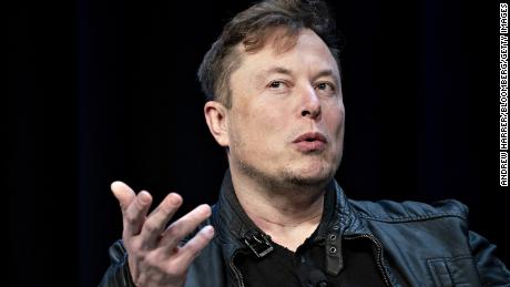 Elon Musk denuncia gli ordini di residenza mentre twittano rivendicazioni debunked e controverse di coronavirus