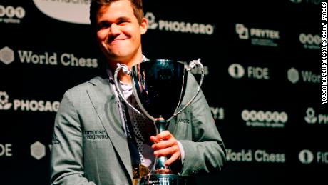 Magnus Carlsen sconfigge Fabiano Caruana per vincere il Campionato mondiale di scacchi