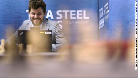 Carlsen parla sul suo computer in una sala stampa.