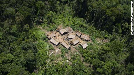 Il ragazzo della lontana tribù amazzonica muore, preoccupato per l'impatto di Covid-19 sugli indigeni