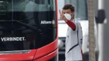 L'attaccante del Bayern Monaco Thomas Mueller indossa una maschera mentre lascia una sessione di allenamento.
