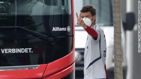 L'attaccante del Bayern Monaco Thomas Mueller indossa una maschera mentre lascia una sessione di allenamento.
