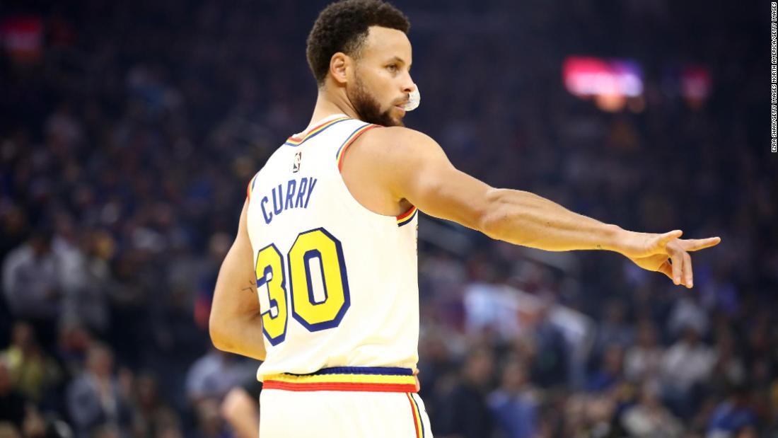 Steph Curry dice "sarebbe grave ... pura follia" ascoltare i giocatori durante una partita della NBA