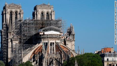 Un anno dopo l'incendio, la ricostruzione di Notre-Dame è sospesa a causa di un coronavirus