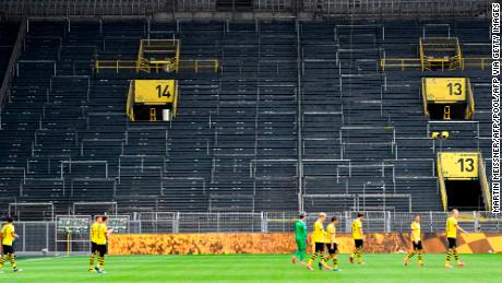 La partita del Borussia Dortmund contro il rivale locale Schalke 04 è stata giocata senza tifosi al ritorno del calcio. 