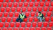 Gli steward che indossano maschere protettive siedono negli stand vuoti dello stadio di casa di Union Berlin, tutte le partite della Bundesliga fino alla fine della stagione si svolgono a porte chiuse.
