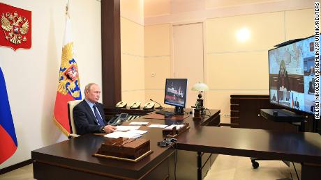 Il presidente Putin partecipa a una videoconferenza dalla sua residenza di stato Novo-Ogaryovo fuori Mosca, il 14 maggio.