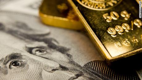 L'oro ai massimi di sette anni e i rendimenti obbligazionari stanno toccando minimi record mentre la paura prende piede a Wall Street