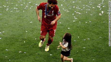 Salah festeggia con sua figlia Makka dopo la vittoria della sua squadra nella finale di UEFA Champions League.