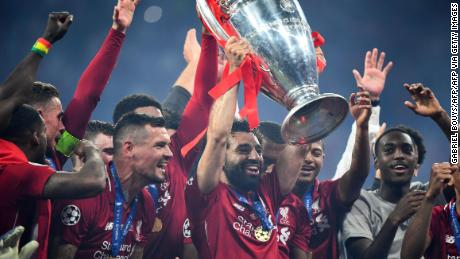 Salah solleva il trofeo della Champions League. 