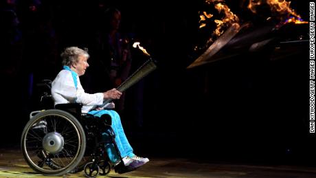 Margaret Maughan illumina il calderone paralimpico prima dei Giochi di Londra 2012. 