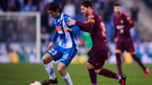 Lionel Messi prova ad attaccare Granero durante lo scontro della Liga de Barcelona contro l'Espanyol nel 2018.