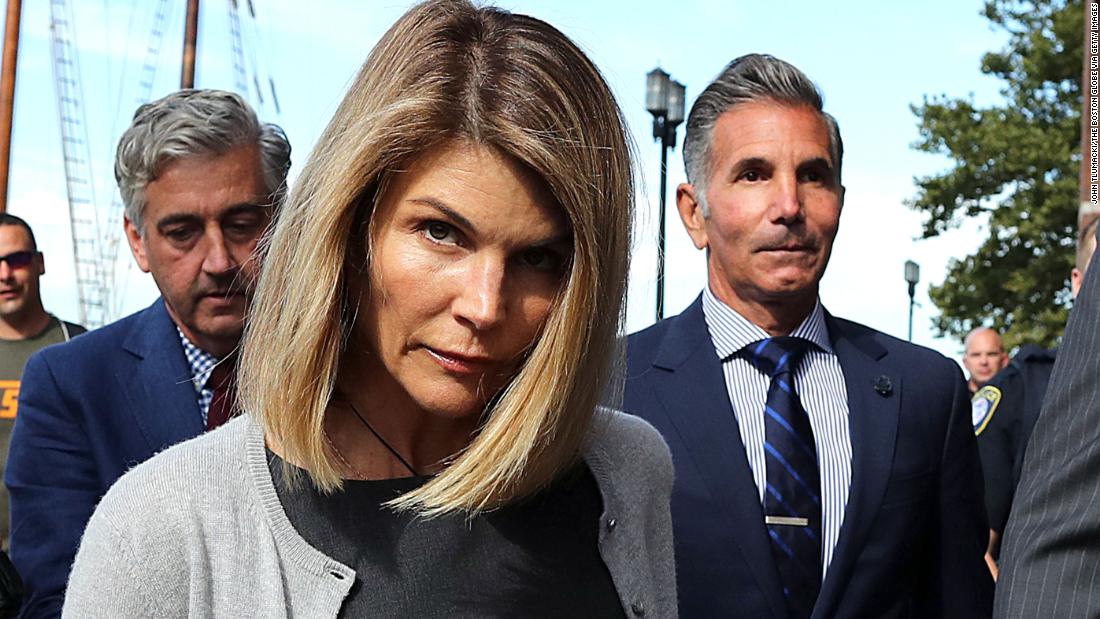 Lori Loughlin and her husband, Mossimo Giannulli, right, have agreed to plead guilty in college admissions scam, prosecutors say.